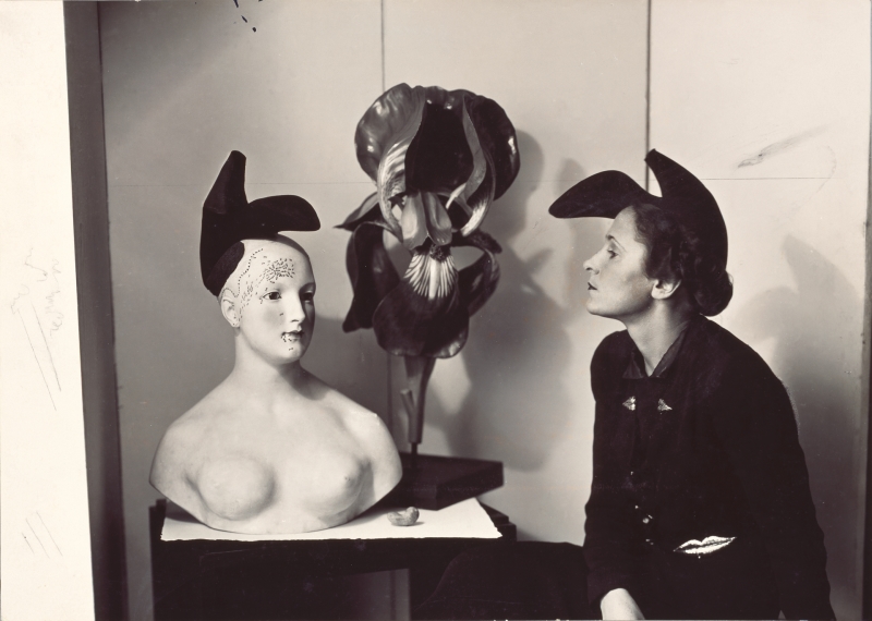 Sense títol. Versió del «Bust de dona retrospectiu» amb el «Barret-sabata» d'Elsa Schiaparelli i Salvador Dalí